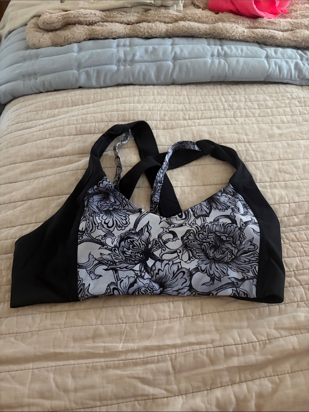 Lululemon Floral Print Cross-Back Sports Bra - Black & White Sz 10